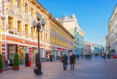 Moskova, Rusya - 06 Kasım 2018: Arbat Caddesi. Burası Moskova 'nın tarihi bölgelerinden birinde çok popüler bir yaya caddesi..