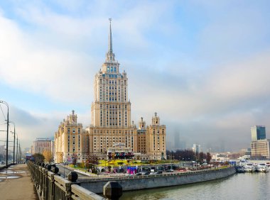 Moskova, Rusya - 13 Kasım 2017: Radisson Collection Hotel Moscow.1953-1957 yılları arasında Moskova 'da inşa edilen Stalinist gökdelenlerin yedinci ve sonuncusu. Bina Stalinist İmparatorluk stilinde yapıldı.