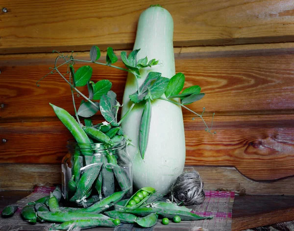 Bodegón Con Calabacín Guisantes Verdes Base Las Verduras Frescas Son — Foto de Stock