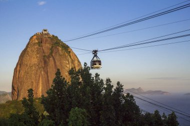 Rio de Janeiro, Brezilya - 21 Aralık 2012: Şeker Dağı. Fünikülerle teleferikle dağa tırmanabilirsiniz ve iki aşamada: önce Morro da Urca kayasına (220 metre), sonra da Sugar Loaf 'un tepesine (396 metre).).