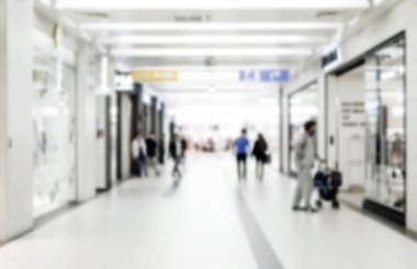 Mağaza bokeh arka plan bulanıklık. İş adamları ya da insanların alışveriş siluetleri