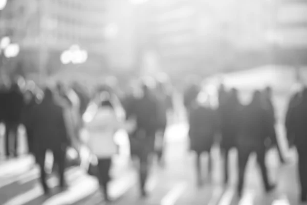 Borrão pessoas abstratas fundo, silhuetas irreconhecíveis de pessoas andando em uma rua — Fotografia de Stock