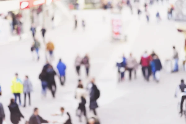 Abstract mensen achtergrond, wazig onherkenbaar silhouetten van mensen lopen in een straat — Stockfoto