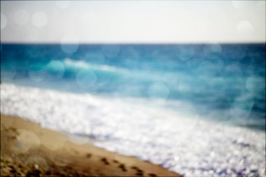 Arka plan bulanık plaj ve deniz dalgalarının bokeh ışıkları ile