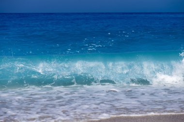 Agios Ioannis köyü yakınlarında Milos kumsalda Lefkada, Yunanistan