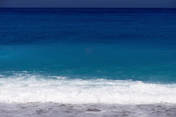 Milos beach in der nähe des dorfes agios nikitas auf lefkada, griechenland — Stockfoto