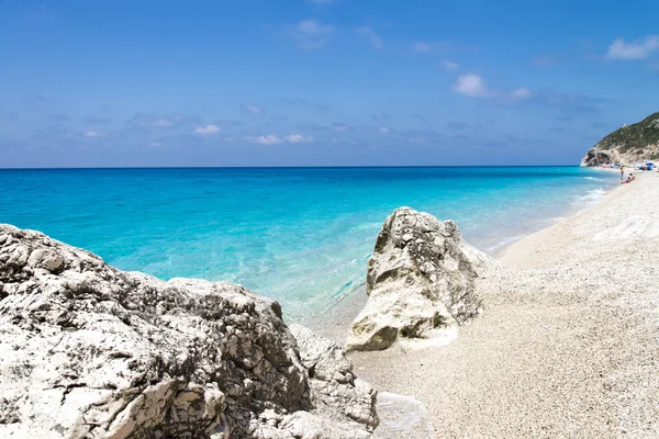 Praia de Milos perto da aldeia de Agios Nikitas em Lefkada, Grécia — Fotografia de Stock