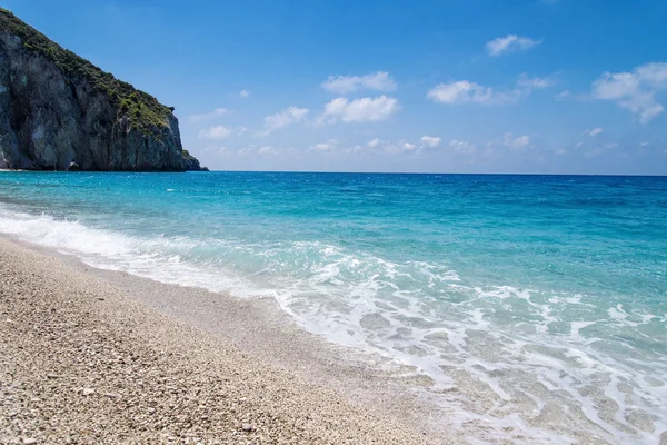 Praia de Milos perto da aldeia de Agios Nikitas em Lefkada, Grécia — Fotografia de Stock