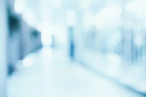 Медичний розмитий фон, порожній лікарняний коридор в неоновому синьому — стокове фото