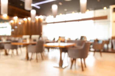 Virüs salgını sırasında bulanık bir restoran, müşterisi olmayan boş masalar, ev konseptinde kalmak