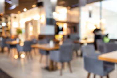 Virüs salgını sırasında bulanık bir restoran, müşterisi olmayan boş masalar, ev konseptinde kalmak
