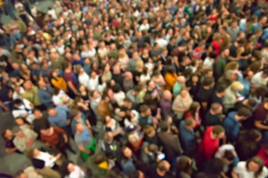 Sosyal ve fiziksel mesafeyi korumayan, arka planda bulanık insanlar.