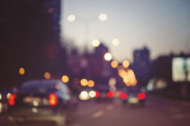 Gece yolda arabalı Bokeh ışıklarının güzel arka planı