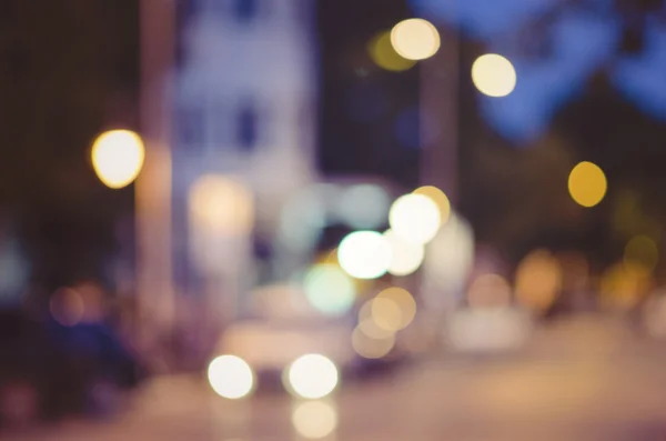 Schöner Hintergrund von Bokeh-Lichtern in der Nacht auf der Straße mit dem Auto — Stockfoto