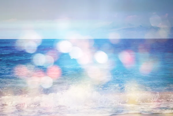 Hintergrund verschwommener Strand und Meereswellen mit Bokeh-Lichtern — Stockfoto