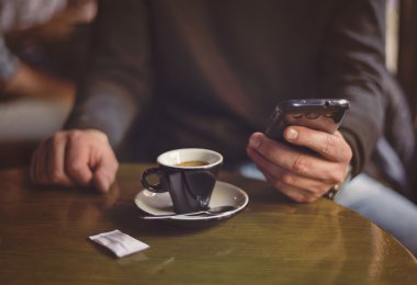Smartphone, yakın çekim, kafede kullanan adam.