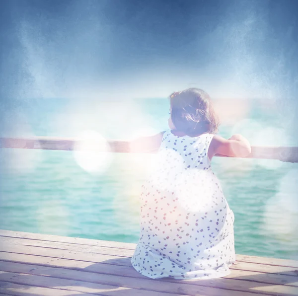 女の子が海でイメージをデフォーカス — ストック写真