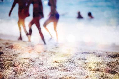 Genç kız sahilde yürüyüş Grubu'nun siluetleri