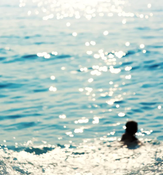 Verschwommener Hintergrund des Strandes im Sommer — Stockfoto