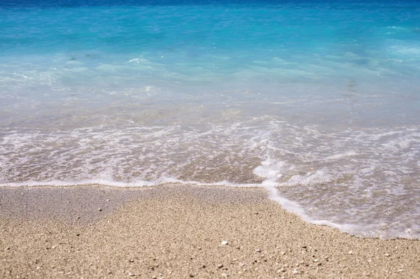 Meereswogen am Sandstrand — Stockfoto