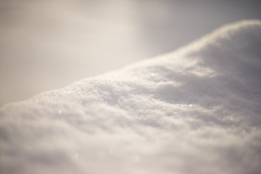 Kış arka plan - soyut bokeh ışıkları ve rüzgârla oluşan kar yığını