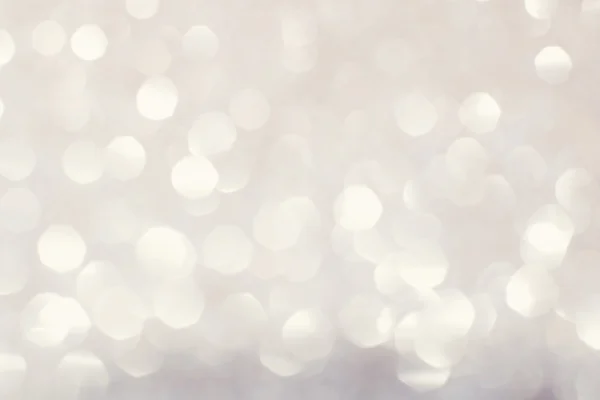 Gümüş beyaz parlak Noel ışıkları. Bulanık soyut backg — Stok fotoğraf