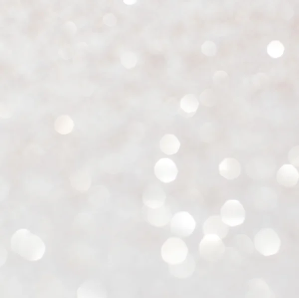 Срібні білі блискучі різдвяні вогні. Розмитий абстрактний зворотній бік — стокове фото