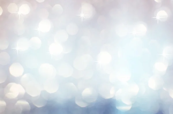 Gümüş beyaz parlak Noel ışıkları. Bulanık soyut backg — Stok fotoğraf