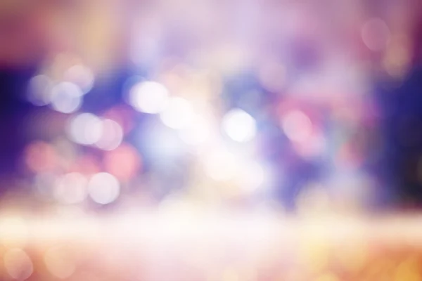 Festlicher Hintergrund mit natürlichem Bokeh und leuchtend violetten Lichtern. — Stockfoto