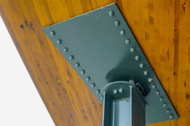 Metal kiriş, flanş ve fındıkla tahta bir yapıya bağlanıyor.