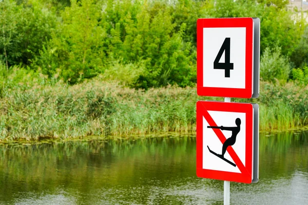 A sign prohibiting movement with water skis on the bank of the water channel — Stock Photo, Image