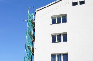 Bir apartmanın termal verimliliğini ve görsel görünümünü geliştirmek için yapılan çalışmaların performansı