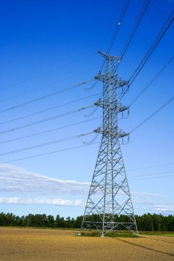 mavi gökyüzü arka planında yüksek voltajlı elektrik hattı metal desteği