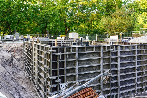 Construction of new building foundations using precast system formwork for concrete pouring — Stock Image Construction of new building foundations using precast system formwork for concrete pouring Stock Picture