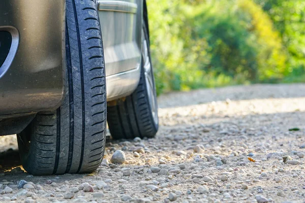 Foco Seletivo Pneu Carro Verão Típico Estrada Cascalho Com Espaço — Fotografia de Stock