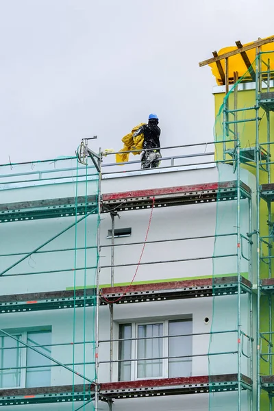 Arbetstagare Utför Farliga Aktiviteter Taket Till Ett Högt Hus Med — Stockfoto