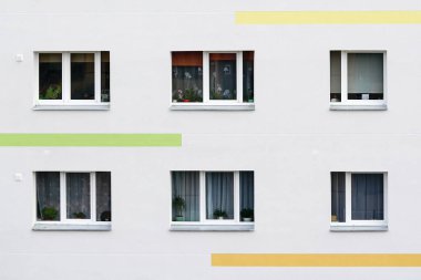 Termal izolasyondan sonra bir apartman dairesinin dış görünüşünün bir parçası.