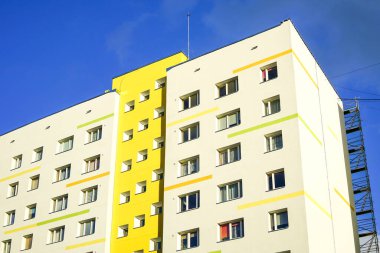 Termal izolasyondan sonra bir apartman dairesinin dış görünüşünün bir parçası.