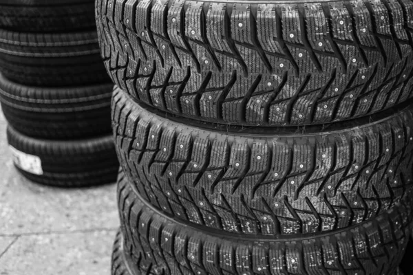 Conjunto Neumáticos Invierno Nuevos Con Clavos Una Tienda Neumáticos —  Fotos de Stock