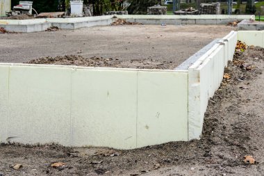 Köpük plakalı yeni bir evin temellerinin termal yalıtımı