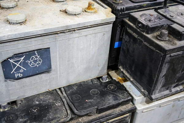 Eine Palette Mit Gebrauchten Autobatterien Wartet Auf Einem Metall Recycling — Stockfoto