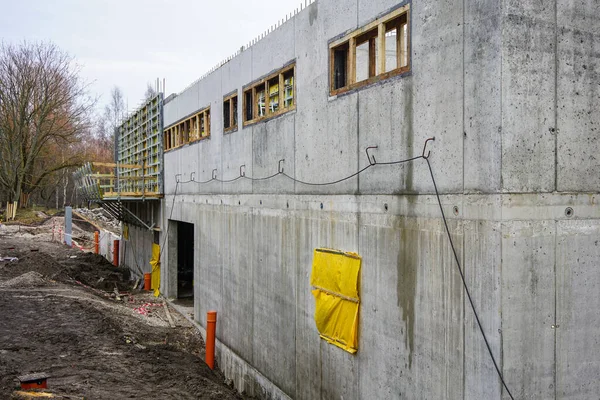 Nowa ściana domu zbudowana z betonowego deskowania — Zdjęcie stockowe