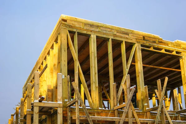 Construcción de madera natural en el sitio de construcción de una casa residencial de dos pisos —  Fotos de Stock