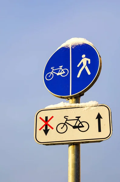 Snowy bicycle and pedestrian lane round road sign on pole — Stock Photo, Image