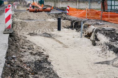 Şehrin yeniden inşası, yeraltı iletişim borularının değiştirilmesi.