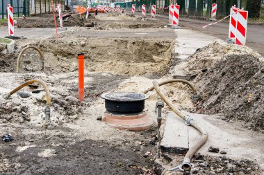 Şehrin yeniden inşası, yeraltı iletişim borularının değiştirilmesi.