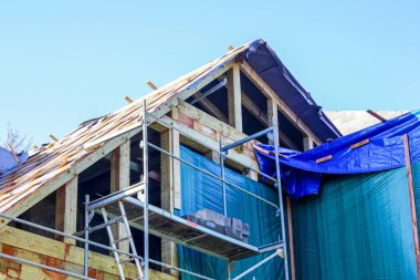 Eski ahşap bir evin modern bir tasarım oteline dönüştürülmesi.