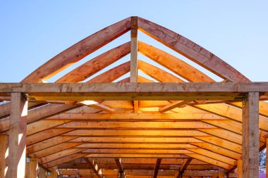 Ahşap detaylara sahip modern yapı, yeni bina yeşil malzemeler ve çevre dostu malzemelerle inşa edildi