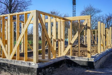 Yeni modern ahşap ev iskeleti beton temel su geçirmez ve zarı olan nemli yalıtım.