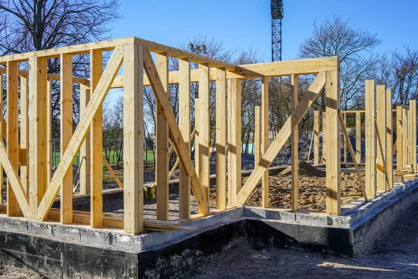 Yeni modern ahşap ev iskeleti beton temel su geçirmez ve zarı olan nemli yalıtım.